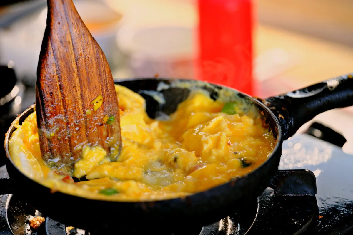 Omelette bei der Zubereitung in einer Pfanne