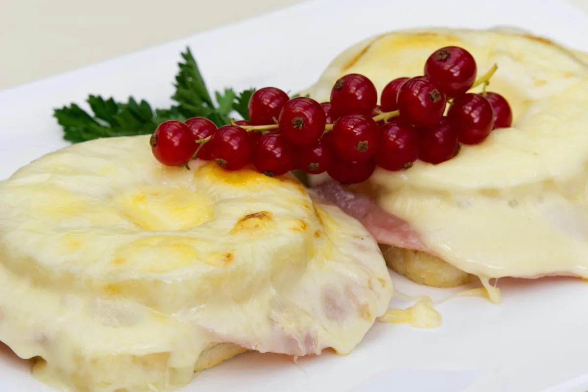 Toast Hawaii mit geschmolzenem Käse